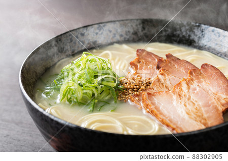 Pork bone ramen with a sizzle feeling that steam rises 88302905