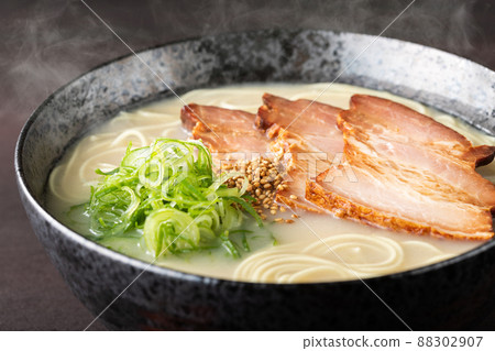 Pork bone ramen with a sizzle feeling that steam rises 88302907