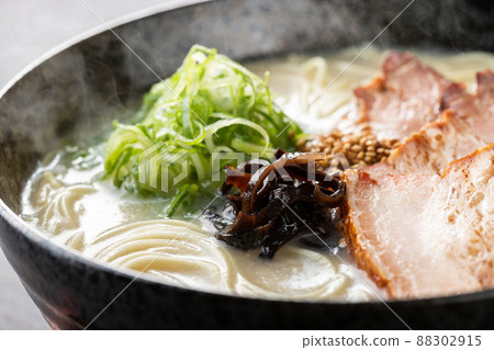 Pork bone ramen with a sizzle feeling that steam rises 88302915