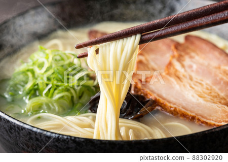 冒著蒸汽的豬骨拉麵 88302920