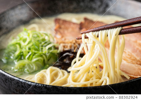 Pork bone ramen with a sizzle feeling that steam rises 88302924