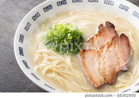 Pork bone ramen with a sizzle feeling that steam rises Pork bone ramen with a sizzle feeling that steam rises 88302950