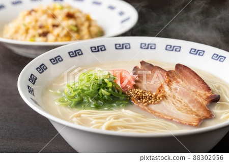 冒著蒸汽的豬骨拉麵 88302956
