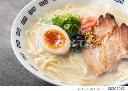 Pork bone ramen with a sizzle feeling that steam rises 88302962
