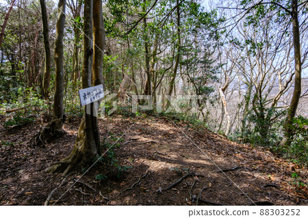 Information board for Kinukakeyama mountain trail in Tsuruga City, Fukui Prefecture 88303252
