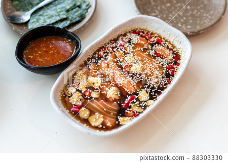 Salmon with Sauce add chili, add garlic 88303330