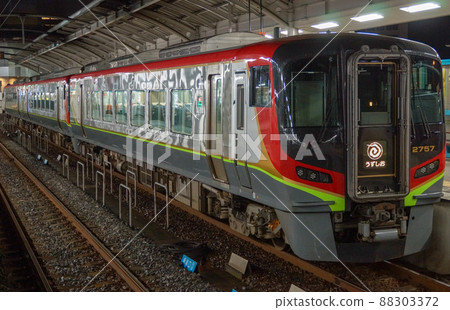 特快渦潮（Kiha 2700系列氣動車）高松站夜間 88303372