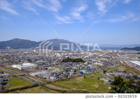 從衣掛山眺望福井縣敦賀市的街景 從衣掛山眺望福井縣敦賀市的街景 88303659
