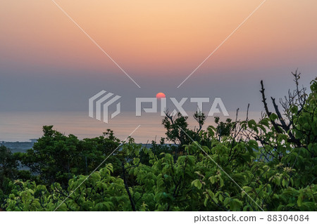 Pastel-colored sky dyed by the morning sun (Koshiyama, Okinoerabujima, Kagoshima Prefecture) Pastel-colored sky dyed by the morning sun (Koshiyama, Okinoerabujima, Kagoshima Prefecture) 88304084