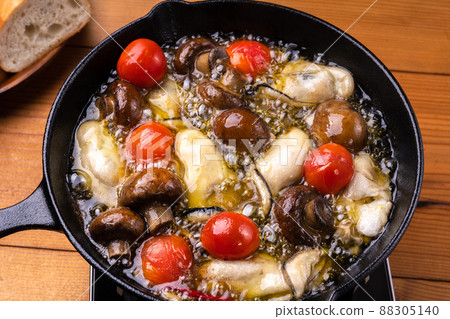 Cooking oysters and mushrooms ajillo Cooking oysters and mushrooms ajillo 88305140