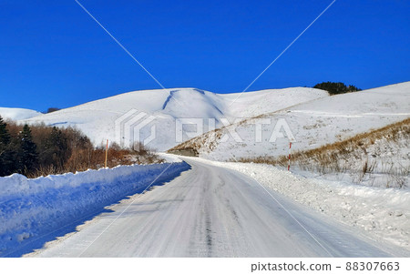 有飛簷和除雪道路的雪山（霧峰） 88307663