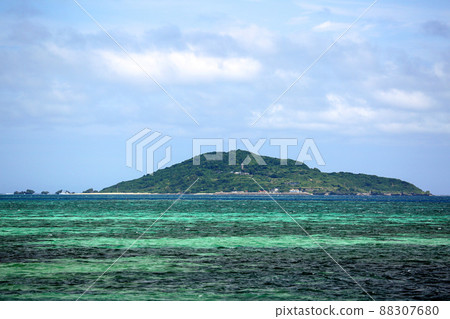 A bird's-eye view of Ogami Island, Miyako Islands, Okinawa 88307680