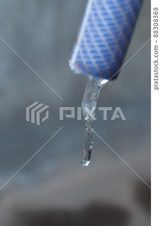 水管末端的小冰柱 水管末端的小冰柱 88308369