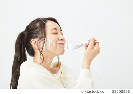 用叉子吃飯的女人 88308956