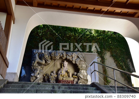 Fujisawa City, Kanagawa Prefecture Enoshima Enoshima Shrine Mizushinmon-mae, Benzaiten statue and Doji statue 88309740