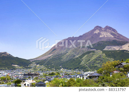 春天由布院盆地和由布山 春天由布院盆地和由布山 88313797