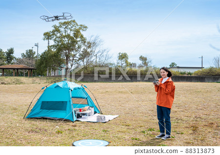 在露營地享受無人機航拍的年輕女子 88313873