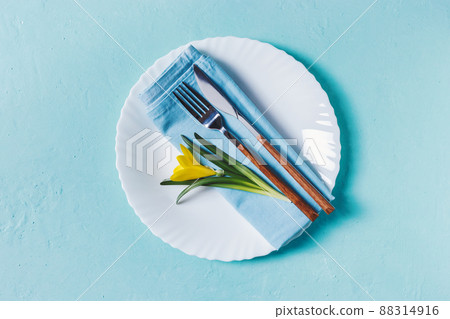 Spring table place setting with yellow flower 88314916