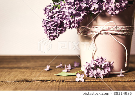 Beautiful bouquet of lilacs 88314986