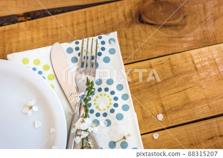 Spring table setting with white flowers 88315207