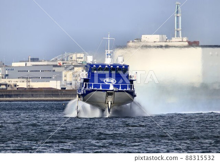 Exhilarating !! Sprinting Cruising ... Jet foil running in the port of Tokyo 88315532
