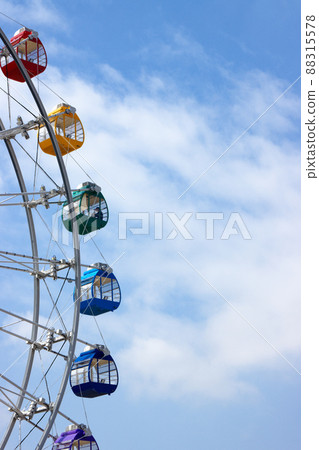 A new Ferris wheel and cherry blossoms in full bloom at Arakawa Amusement Park, which will soon be reopened A new Ferris wheel and cherry blossoms in full bloom at Arakawa Amusement Park, which will soon be reopened 88315578