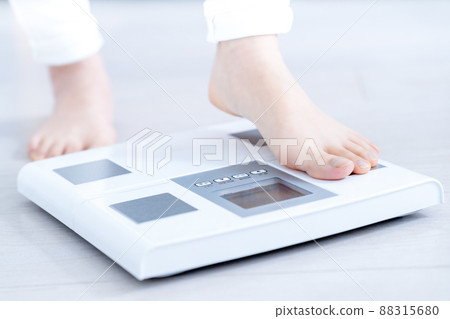 秤上的女性腳 [部分切割] 88315680