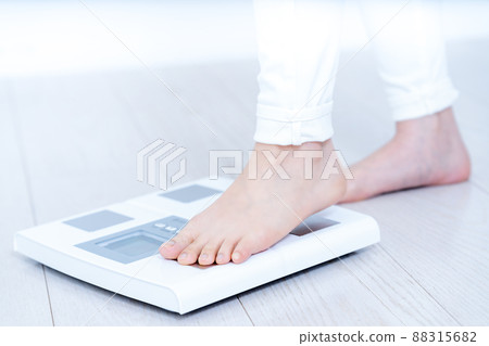 Women's feet on the scale [Parts cut] 88315682
