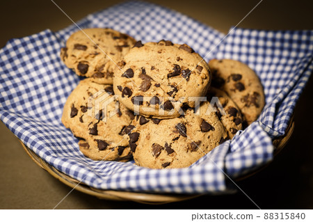 Chocolate chips cookies in a wooden basket 88315840