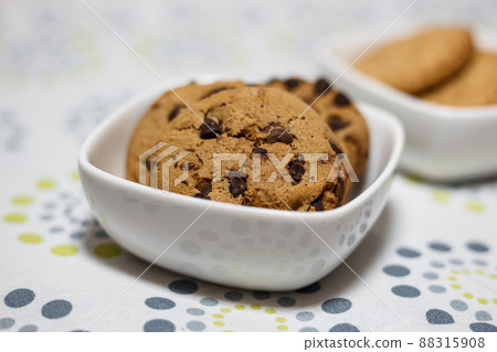 Cookies in a white bowl 88315908