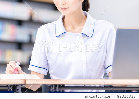 Nursing students studying at the library Photographing cooperation: Japanese language school attached to Chuo Institute of Technology Nursing students studying at the library Photographing cooperation: Japanese language school attached to Chuo Institute of Technology 88316333