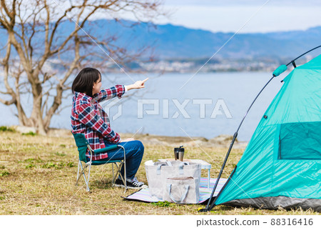 享受獨奏營地的年輕女子 享受獨奏營地的年輕女子 88316416