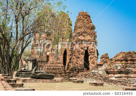 THAILAND Ruins and Antiques at the Ayutthaya Historical Park Tourists from around the world Buddha decay THAILAND Ruins and Antiques at the Ayutthaya Historical Park Tourists from around the world Buddha decay 88316493