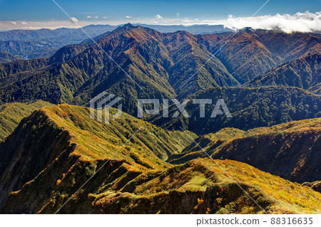 Mt. Arasawa seen from the ridgeline of Mt. Echigo Komagatake in autumn colors 88316635