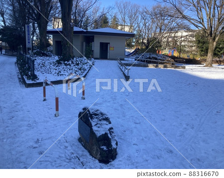 It is a snow scene of a park in Kanto in January 2022. It is a snow scene of a park in Kanto in January 2022. 88316670