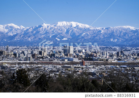 從立山青宮的特別座吳羽山眺望白雪皚皚的藥師山和富山市。 88316931