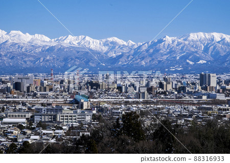 從吳羽山、一之瀨、龍王山、從鬼山到吳羽山可以看到白雪皚皚的立山連峰和淨土山。 88316933