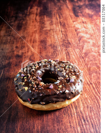The doughnuts are freshly baked on a beautiful background. 88317864