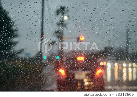 一輛汽車的擋風玻璃被雨淋濕 雨季圖像 88318609