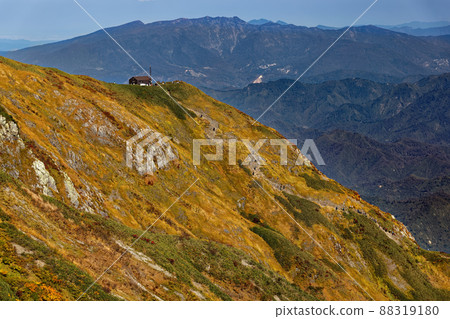 從山脊線看到的越後駒岳駒的小屋和須門山 88319180