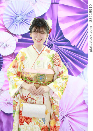 Adult furisode photography, a cute Japanese woman with pale silk furisode 88319910