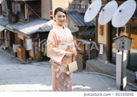 A woman sightseeing in Kyoto in a kimono 88320898