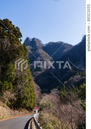 Mt. Nantai Mt. Nantai Kushigamine towering next to the mountain Mt. Nantai Mt. Nantai Kushigamine towering next to the mountain 88321035