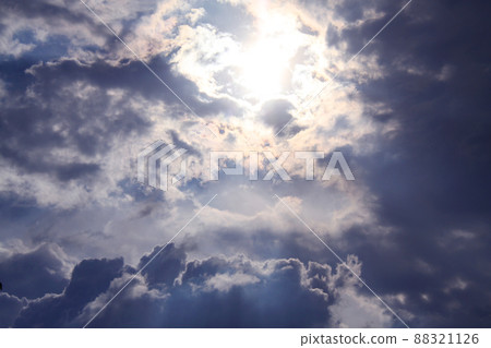 巴西聖保羅夏季雨雲和陽光 88321126