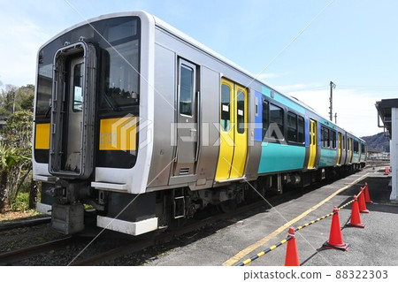 Kiha E130 series on the Suigun Line that stops at the depot Kiha E130 series on the Suigun Line that stops at the depot 88322303