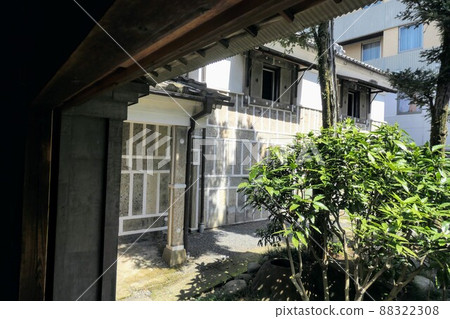 從日本房子的門廊看到的花園和倉庫 88322308