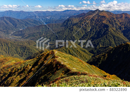 從越後駒岳/駒之屋看到的荒澤山和越後峠的山路 從越後駒岳/駒之屋看到的荒澤山和越後峠的山路 88322890