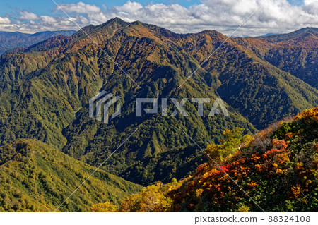 從越後駒嶽山脊線看到的秋色荒澤山 88324108