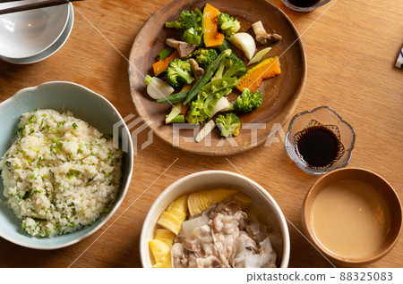 春熱蔬菜和蘿蔔葉飯。 春熱蔬菜和蘿蔔葉飯。 88325083
