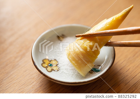 Eat boiled bamboo shoots with salt 88325292